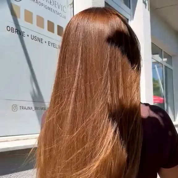 Duga kosa u karamel nijansi sa mekim prelazom ka vrhovima