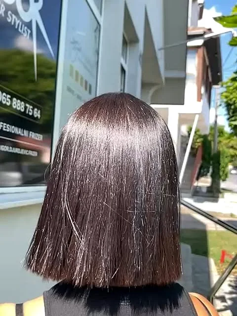 Tamna kosa do ramena, ofarbana u jednu boju